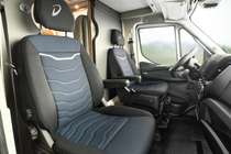 Ergonomic captain seats, multiadjustable, with seat heating and hydraulic suspension