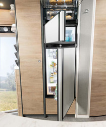 Large 177-litre fridge / freezer combination with oven. The doors can even be opened in either direction thanks to a double hinge!