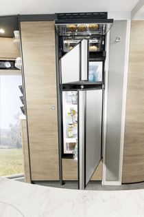 NEW! 177-litre fridge / freezer combination with oven – the doors can be opened from both sides!