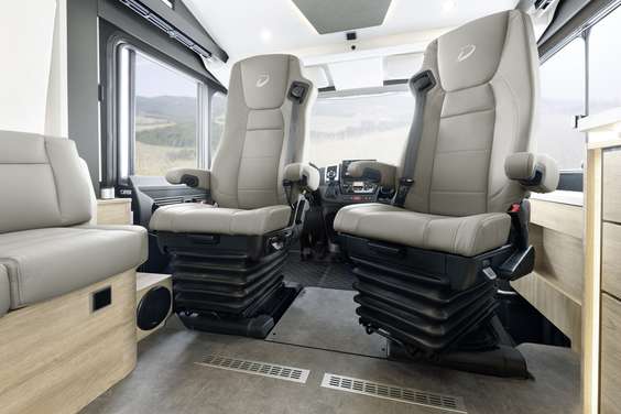 Travel first class thanks to shockabsorbing hydraulic seats with a heated and ventilated seat surface (option)