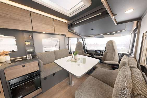 Living in the A Class Trend! Thanks to the integrated cab with its vast front windshield and the large panoramic skylight above the seating lounge, the interior feels expansive and bright. The pulldown bed in the cab is included as standard