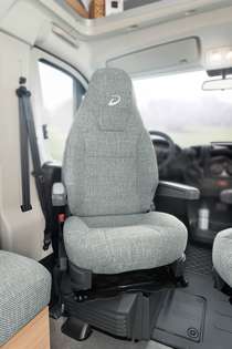 Ergonomic, swivelling CaptainChair seats with integrated headrest, two armrests and height/tilt adjustment
