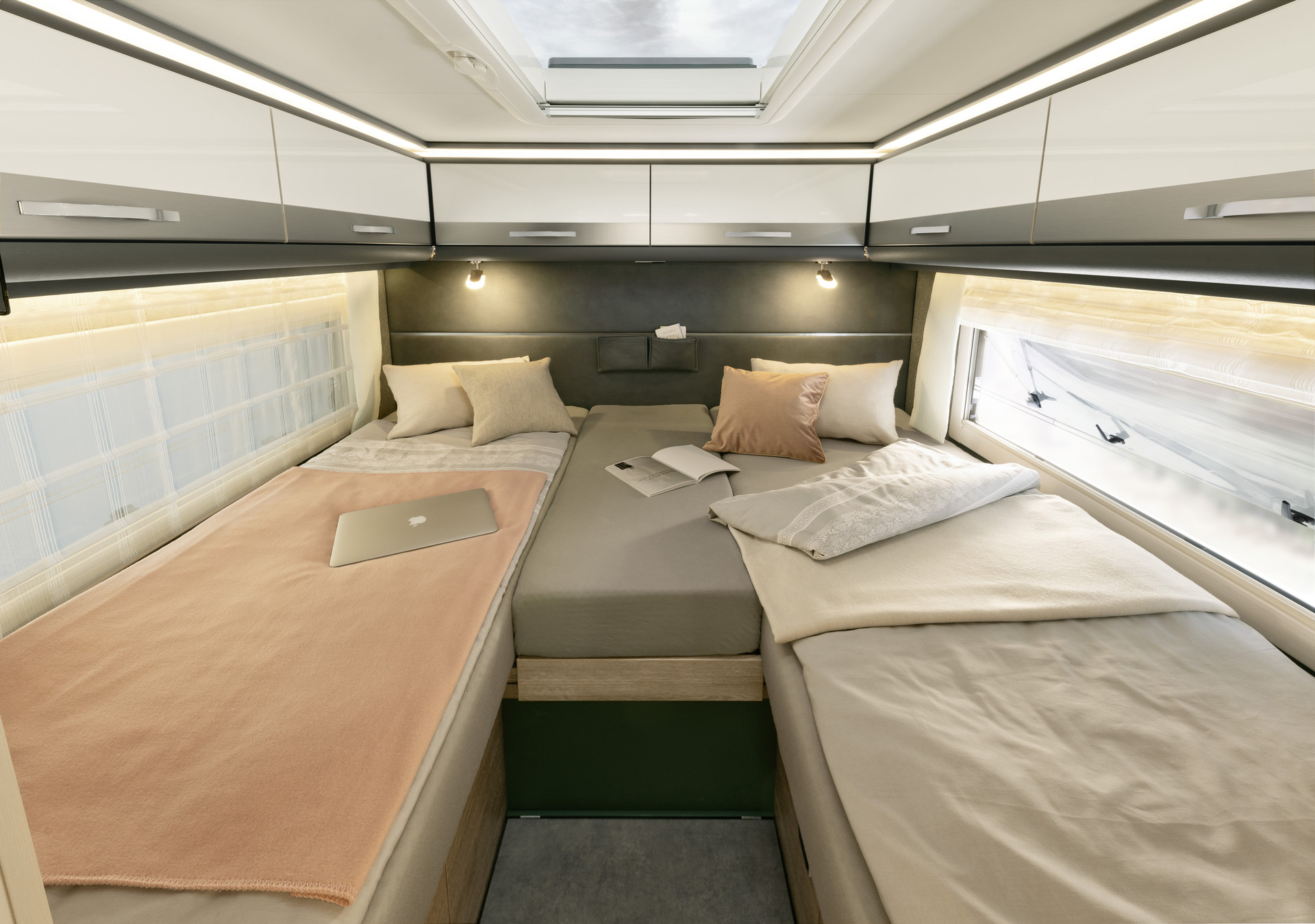 The single beds have dimensions of 200 x 80 or 195 x 80 cm. They can be converted into a huge sleeping area that stretches across the entire width of the vehicle. • A 9000-2