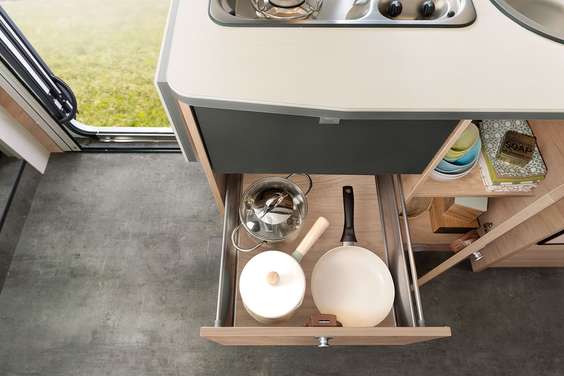 There is enough space in the drawers and the kitchen base cabinet for all your supplies and utensils. Your crockery also has a home in the overhead lockers. • I 6
