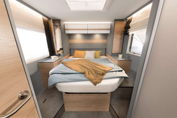 Comfortable and practical: the queen bed is height-adjustable and accessible from three sides. This means you can either have more space in the rear garage or extra headroom in the bedroom