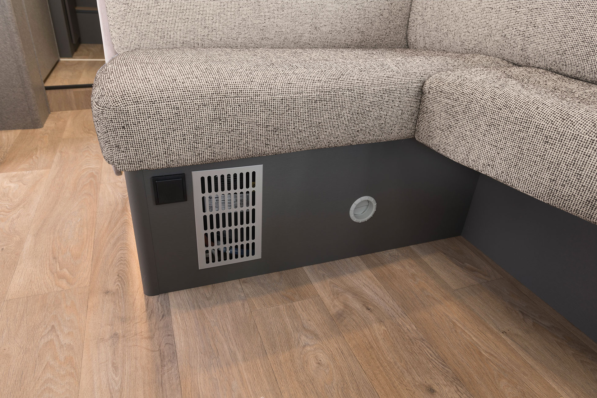 The heating is installed directly in the seating lounge, allowing the use of shorter pipes for perfect heating performance. The frost monitor valve is easily accessible via the kitchen cabinet.