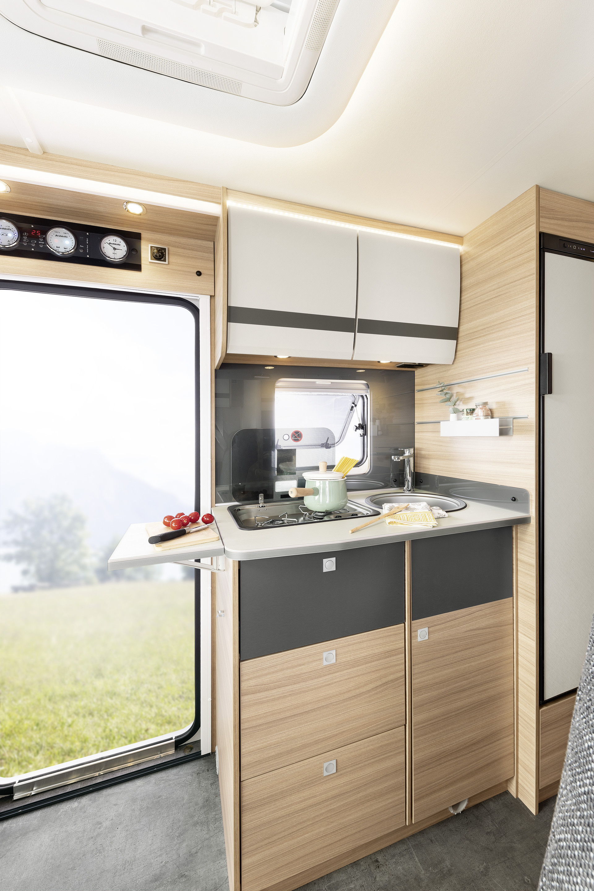 Compact, yet packed everything you need – fully equipped kitchen with hot-water system, gas cooker, oven with grill Duplex, large drawers and fridge • T/I 6