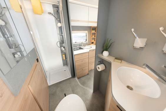 The rear bathroom, which extends across the entire width of the vehicle, is simply spectacular. With separate shower and huge wardrobe.