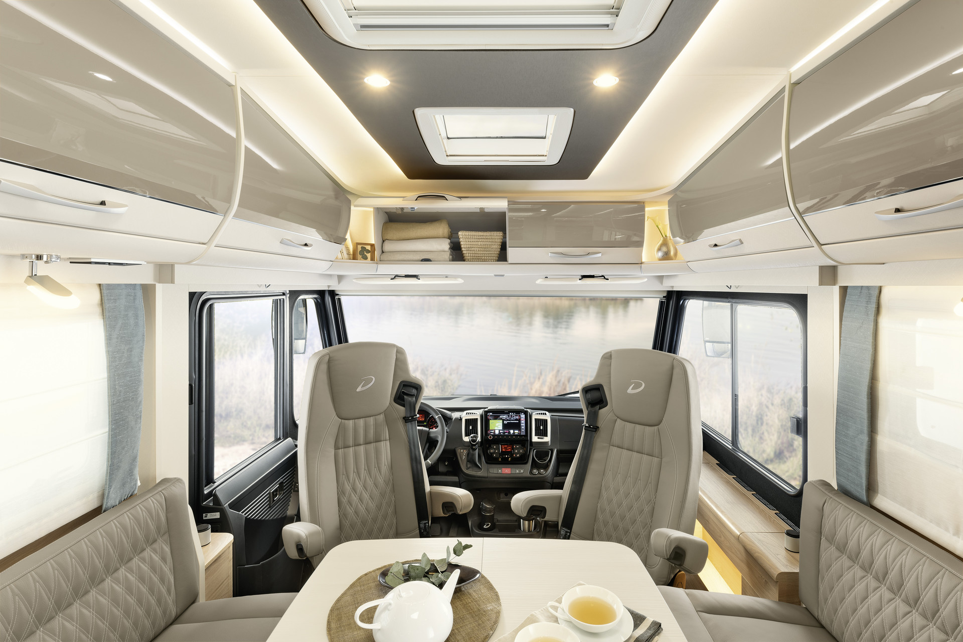 The alternative: furniture in the cab instead of a pull-down bed! This creates an even greater sense of spaciousness and more headroom – as well as additional storage options (optional)