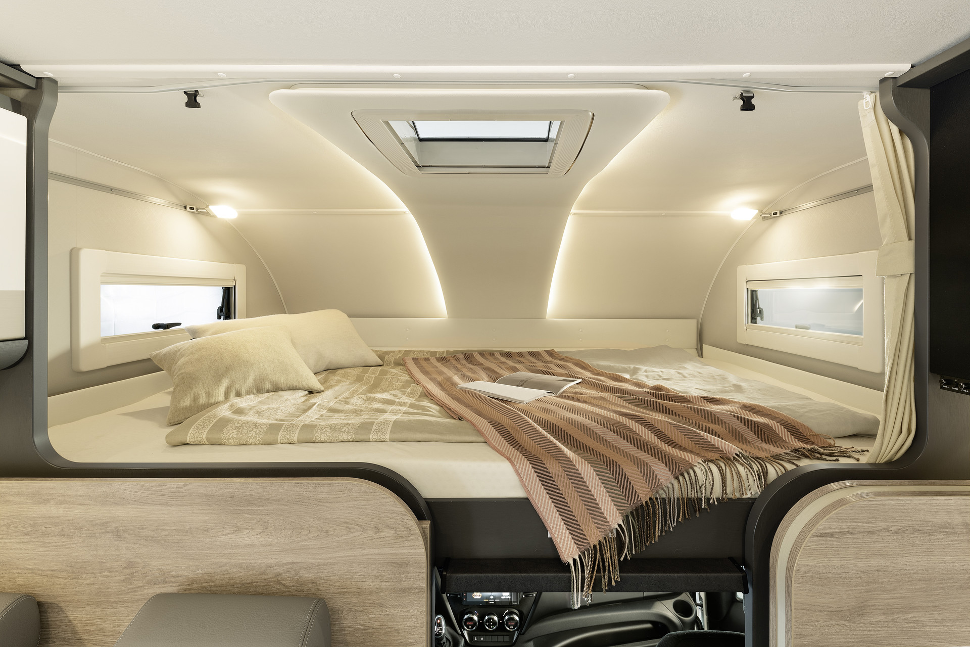The alcove serves as a comfortable, separate sleeping area. At 215 x 150 cm, it is large enough even for taller people. The alcove can also be used as an extended storage space. It can be folded up for easy access to the cab.