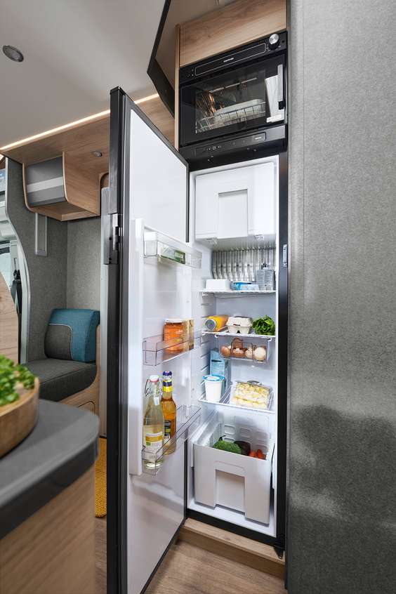 The 137-litre fridge-freezer combination includes a duplex oven with grill function.