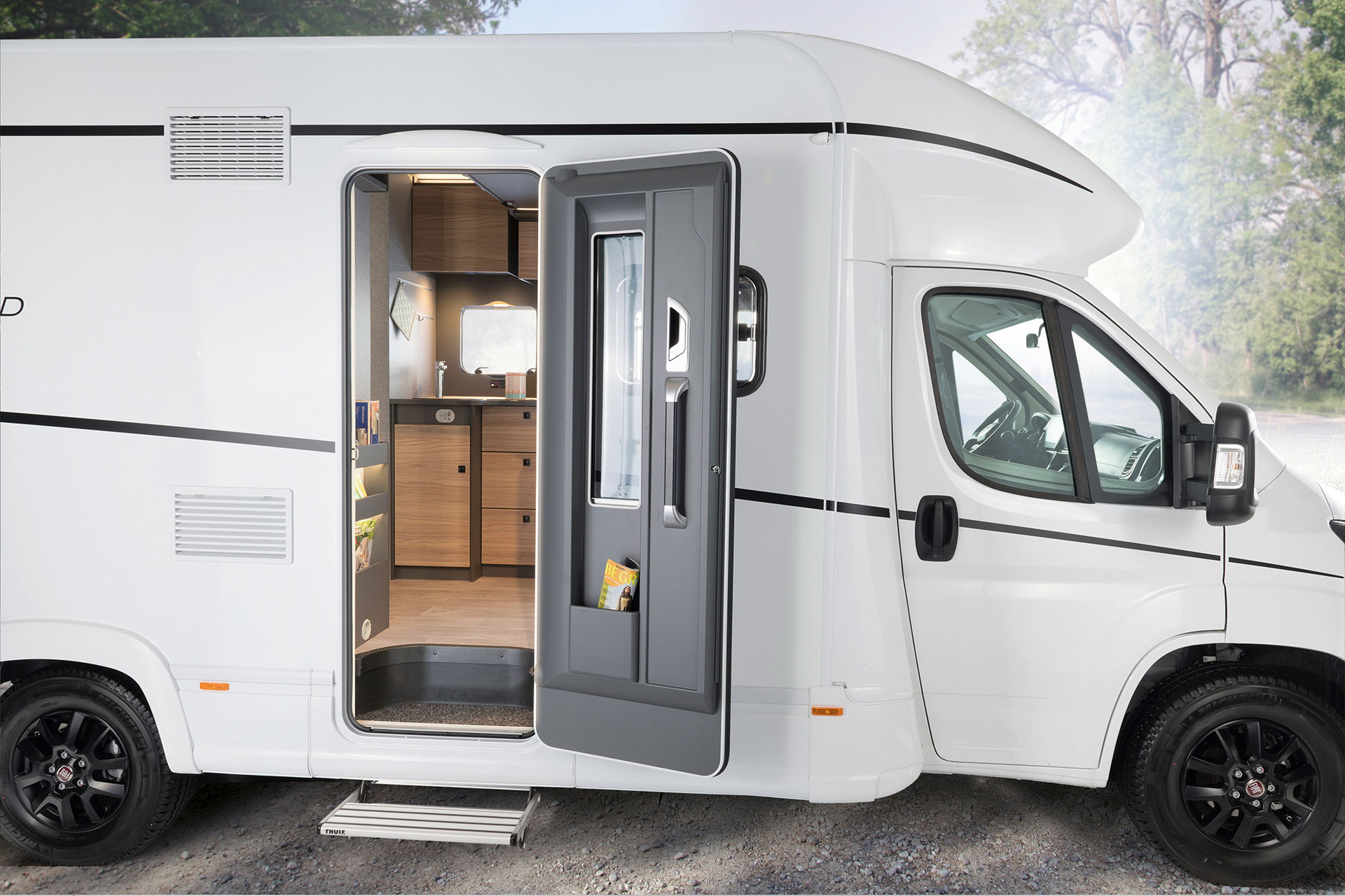 The 70 cm-wide comfort habitation door, coupé entrance and electric step make getting in and out of the vehicle a breeze.