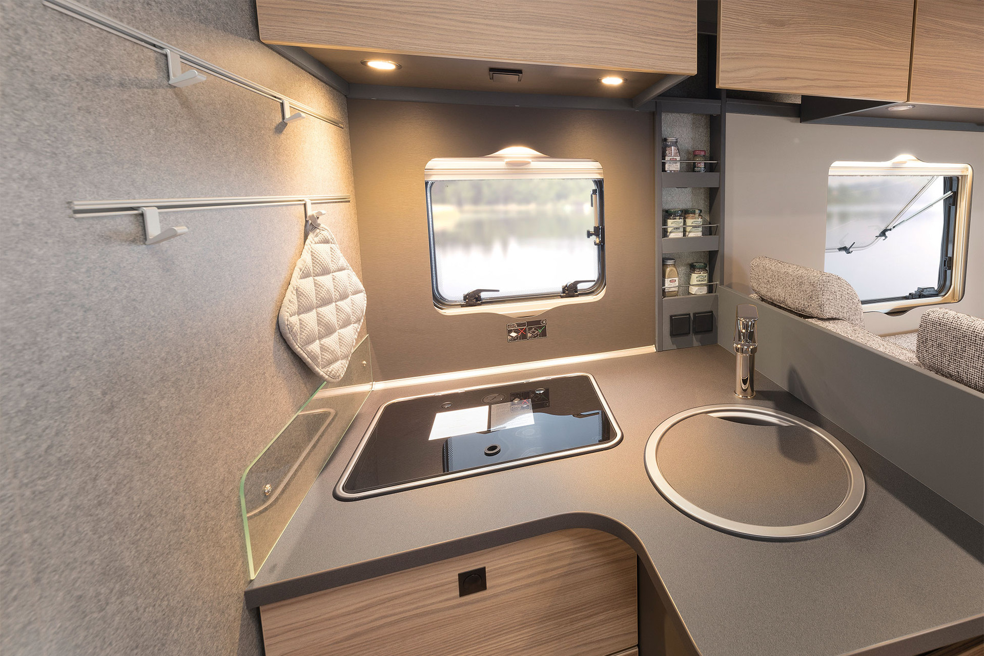 The smooth splashback is easy to keep clean and includes a practical spice rack. There is space for a coffee machine at the rear – including two power connections