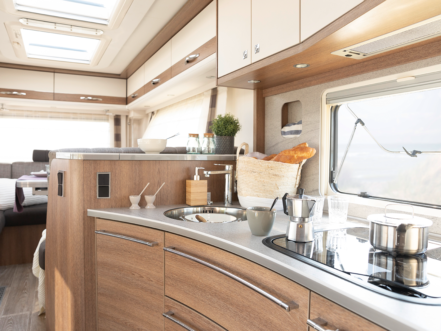 Welcome to the premium class: exclusive GourmetPlus kitchen with large drawers and XXL fridge / freezer combination • A 7820-2