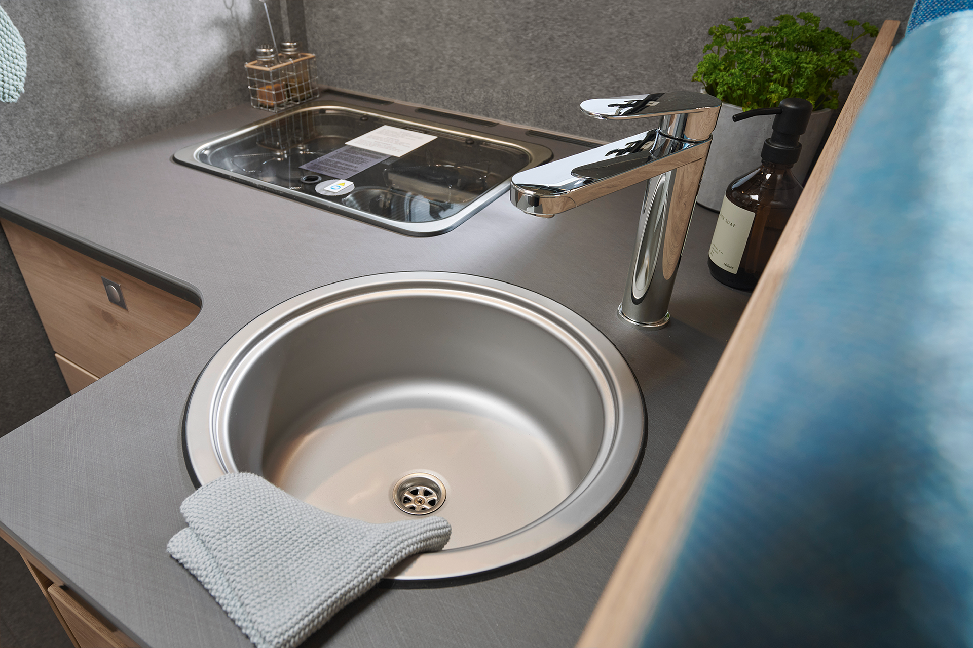 Even large pots and pans can be easily washed in the wide sink with a high tap..