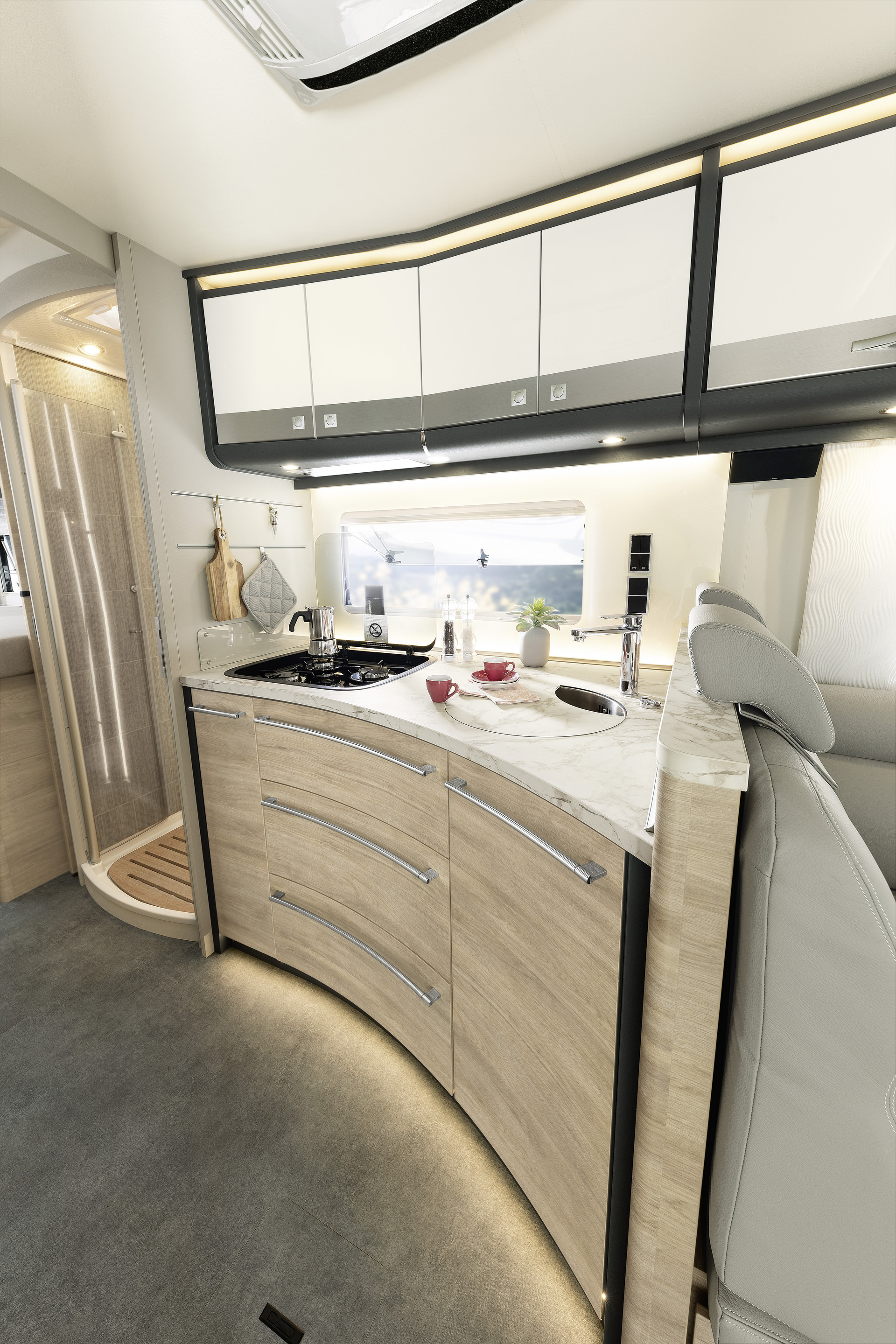 Big motorhome, big cooking fun! The Globetrotter XXL A offers an abundance of space and elbow room – in a befittingly exclusive design