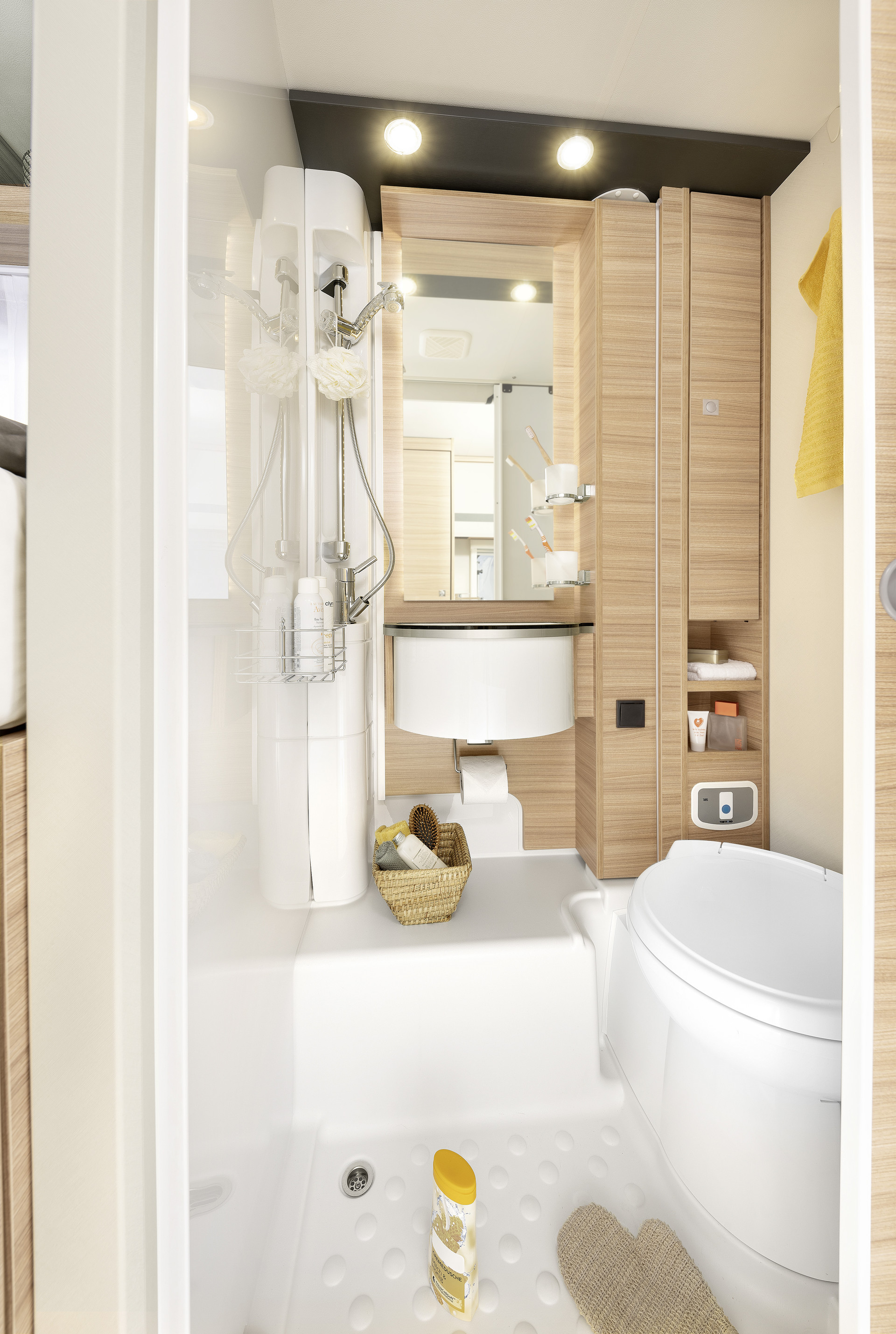 The T / I 6 comes with a roomy, separate shower, an easy-to-access sink and lots of storage space • T/I 6