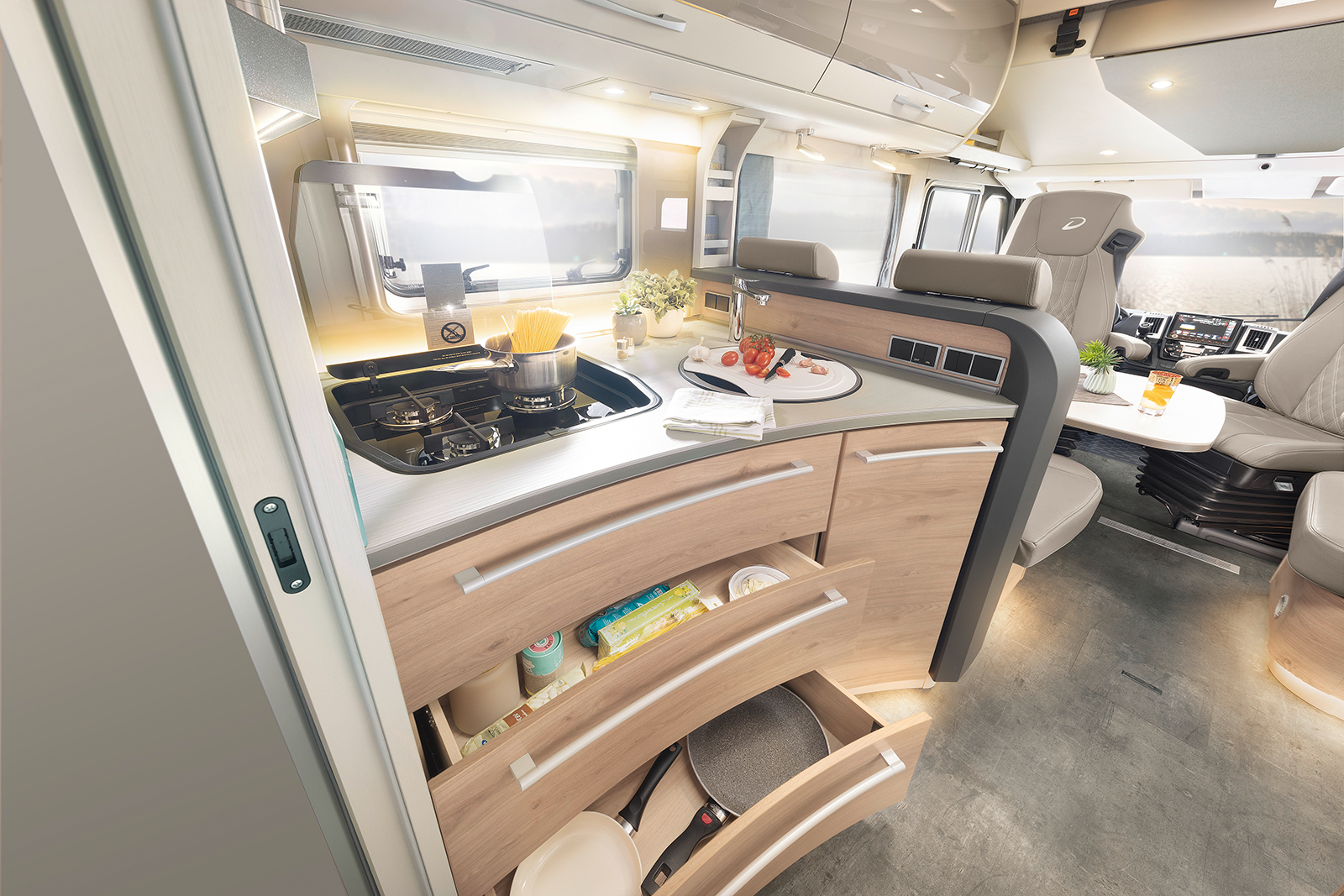 Abundant storage space is provided thanks to the large drawers which lock automatically when driving. The cooker hood removes unpleasant odours from the vehicle’s interior