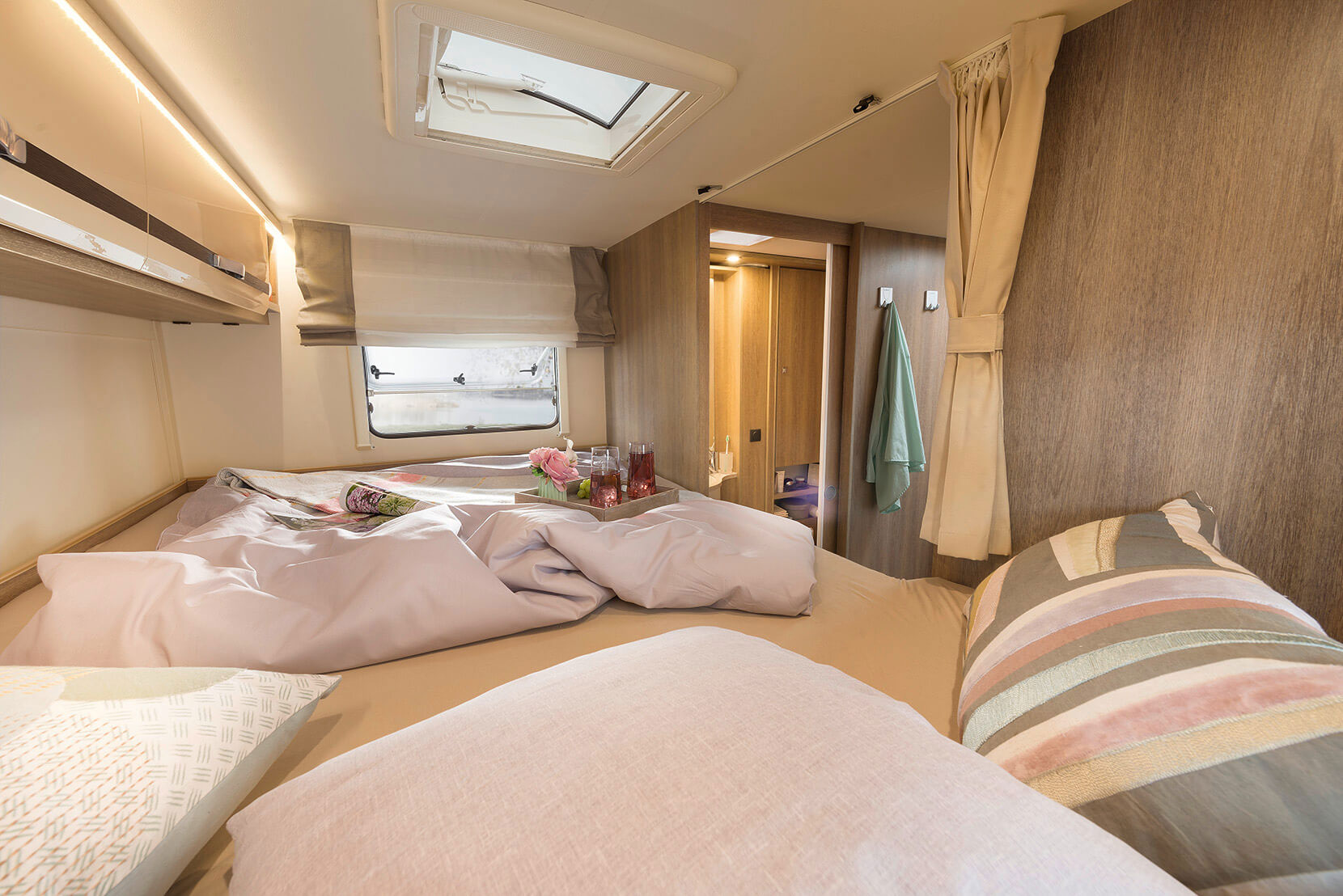 Enough space for cosy relaxation: rear bed with plenty of headroom and a 210 x 150/140 cm sleeping area • A 6977