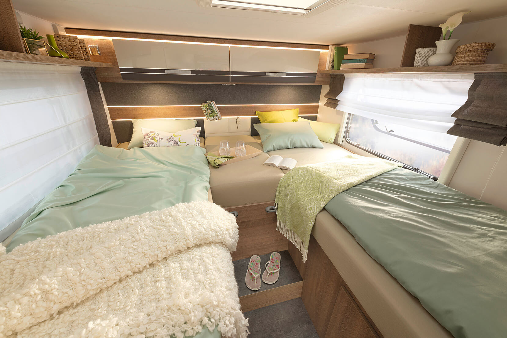 Sweet dreams are made of this: Dethleffs equips all fixed beds in their motorhomes with 15 cm-thick, 7-zone mattresses made of climate-regulating material. All single beds are at least 195 cm long and can be optionally converted into a large sleeping area • T 7057 EBL